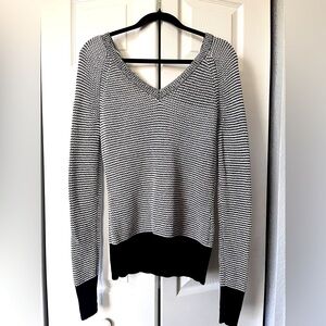 Calvin Klein black and white v-neck knit sweater size small